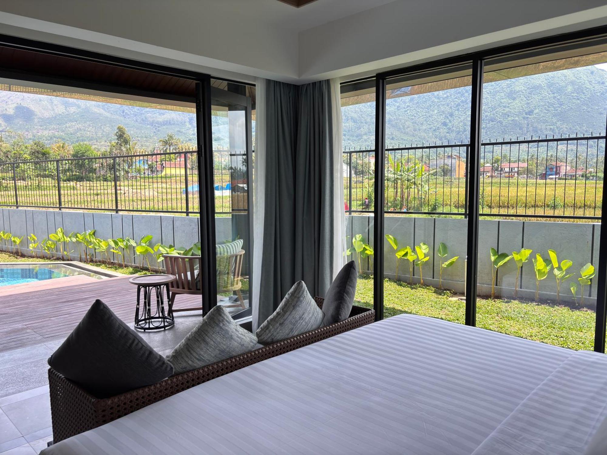Hotel Santika Гарут Екстериор снимка